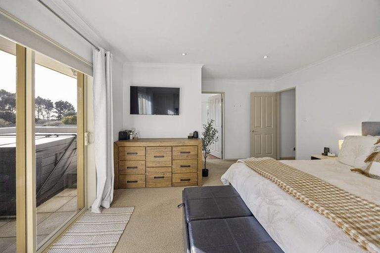 Photo of property in 1 Orlando Close, Frankleigh Park, New Plymouth, 4310