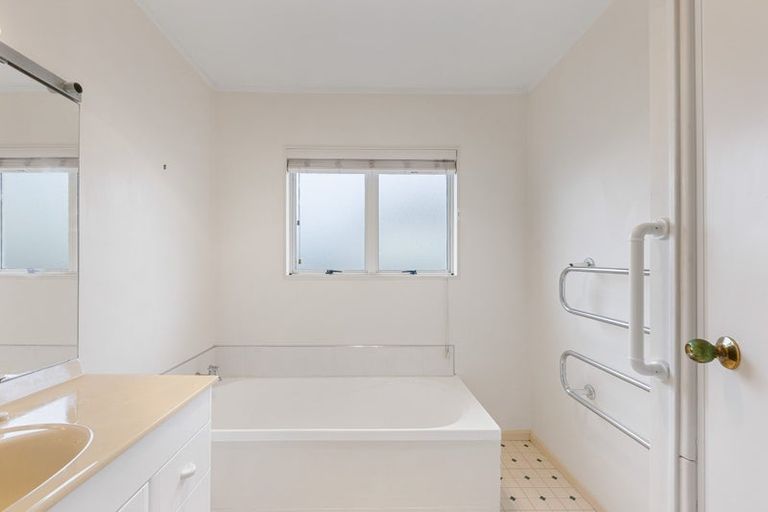 Photo of property in 2/3 Jacanas Place, Unsworth Heights, Auckland, 0632