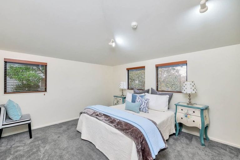 Photo of property in 2/12 Philip Place, Hillcrest, Auckland, 0627