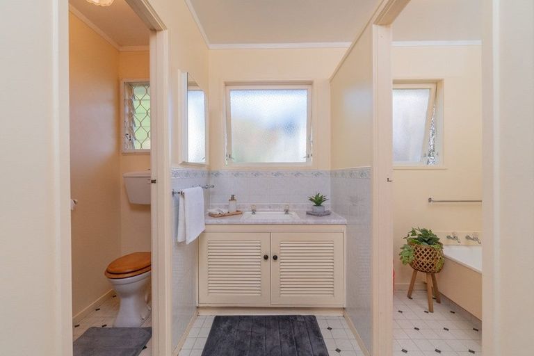 Photo of property in 15 Sunvue Road, Glen Eden, Auckland, 0602