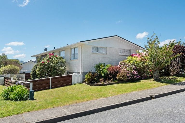 Photo of property in 1 Dunrobin Grove, Silverstream, Upper Hutt, 5019