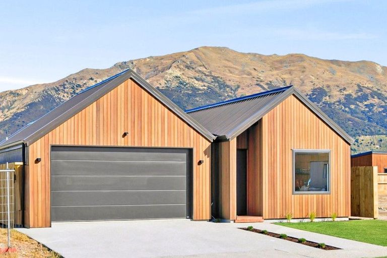Photo of property in 32 Gillespie Street, Lake Hawea, 9382