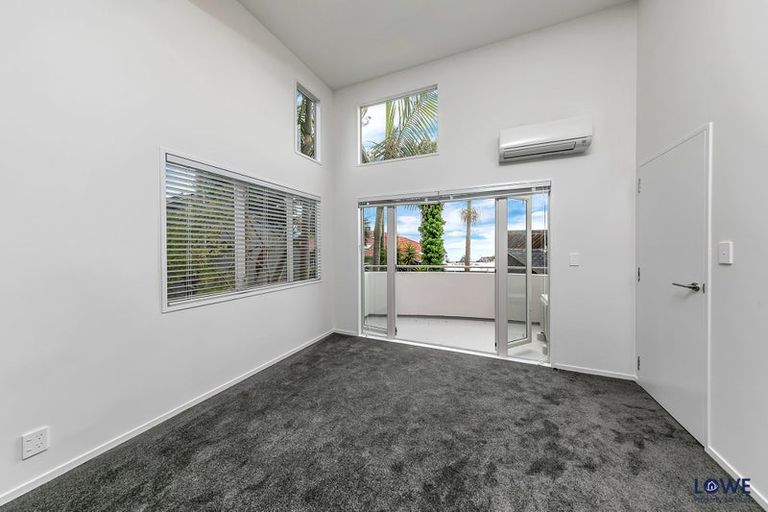 Photo of property in 1/2 Hauraki Road, Hauraki, Auckland, 0622