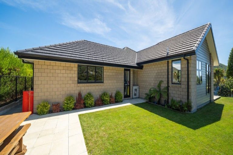 Photo of property in 10 Admiralty Place, Waikawa, Picton, 7220