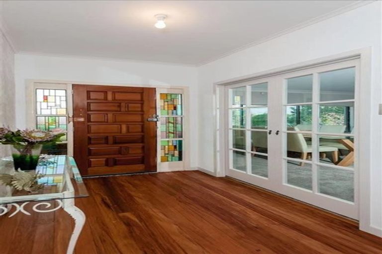 Photo of property in 11 Lake Pupuke Drive, Takapuna, Auckland, 0622