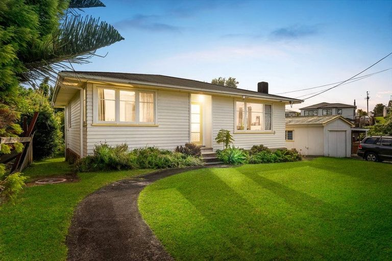 Photo of property in 4 Pomelo Road, Te Atatu South, Auckland, 0610