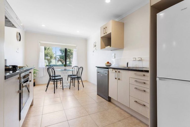 Photo of property in 9/2 Swan Hill Drive, Glen Eden, Auckland, 0602