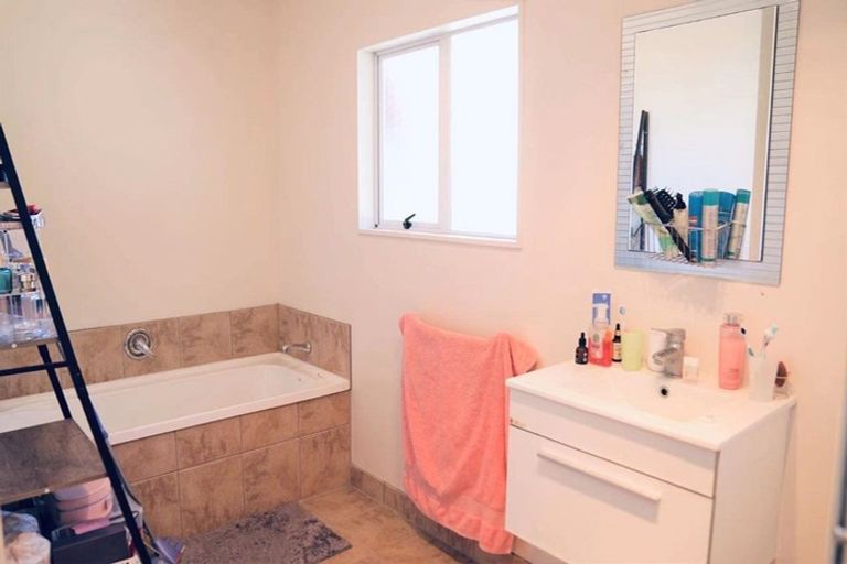 Photo of property in 3/5 Newington Road, Henderson, Auckland, 0612