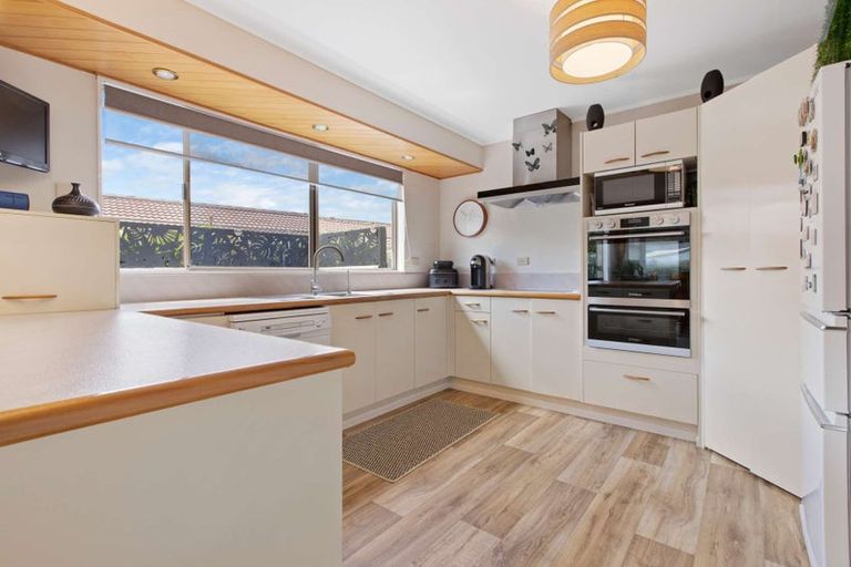 Photo of property in 10 Barraud Place, Pukehangi, Rotorua, 3015