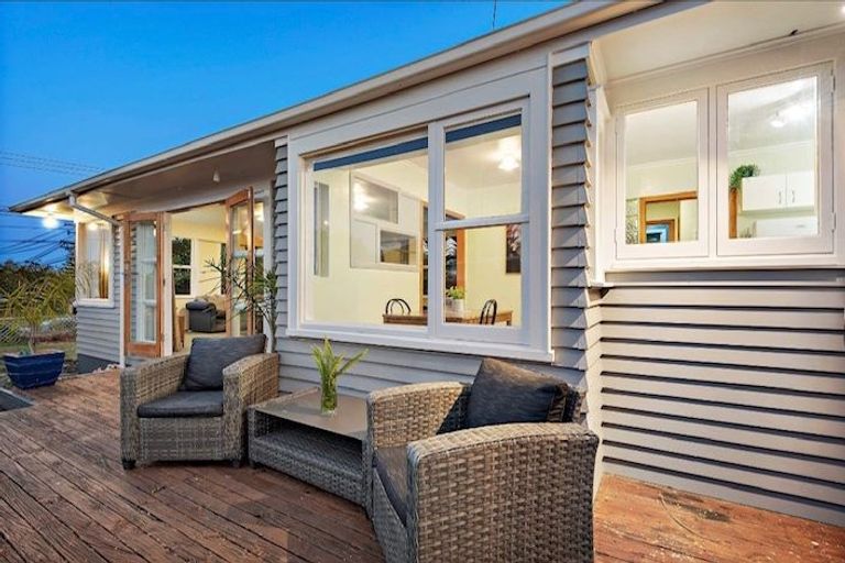 Photo of property in 90 Gloria Avenue, Te Atatu Peninsula, Auckland, 0610