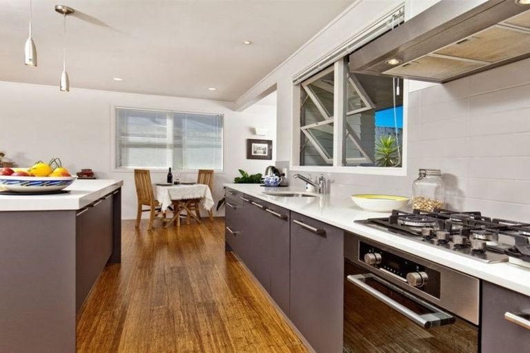 Photo of property in 24 Sunset Road, Unsworth Heights, Auckland, 0632