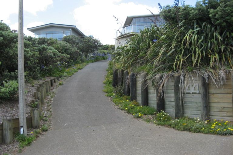 Photo of property in 44 Waitea Road, Muriwai, 0881
