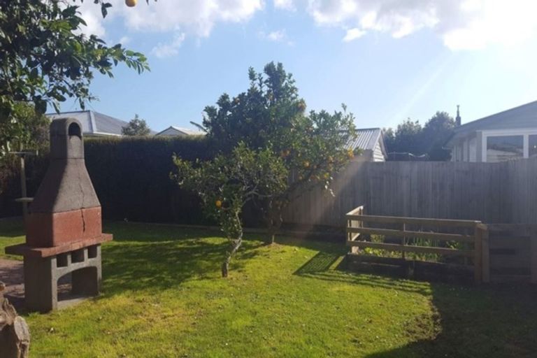 Photo of property in 2/6 Murray Road, Te Atatu Peninsula, Auckland, 0610