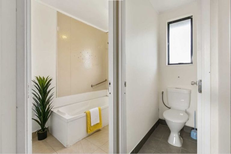 Photo of property in 2/61 Redcrest Avenue, Red Hill, Papakura, 2110
