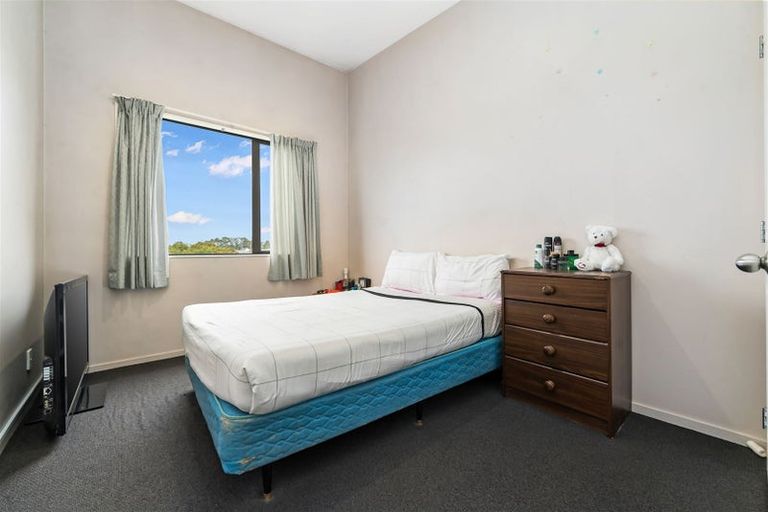 Photo of property in 28/3 Hulme Place, Henderson, Auckland, 0612