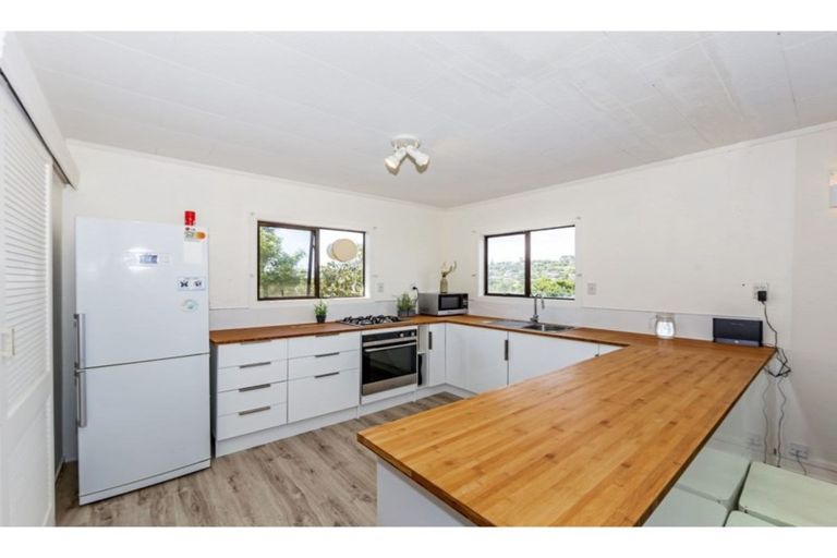 Photo of property in 76a Brian Crescent, Stanmore Bay, Whangaparaoa, 0932