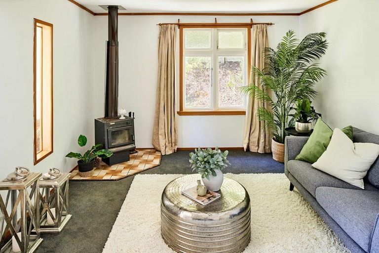 Photo of property in 12 Grays Road, Plimmerton, Porirua, 5026