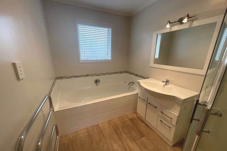 Photo of property in 2/2 Pine Terrace, Howick, Auckland, 2014