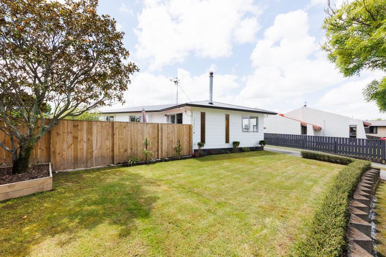 Photo of property in 3 Forbes Place, Kelvin Grove, Palmerston North, 4414