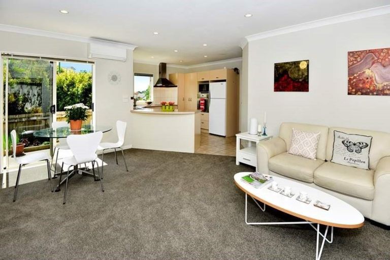 Photo of property in 32 Rising Parade, Fairview Heights, Auckland, 0632
