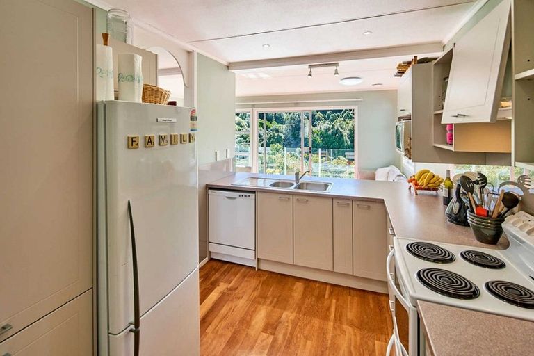 Photo of property in 5 Panorama Grove, Harbour View, Lower Hutt, 5010