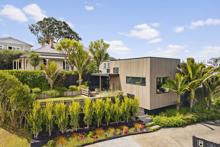 Photo of property in 1/14 Colonial Road, Birkenhead, Auckland, 0626