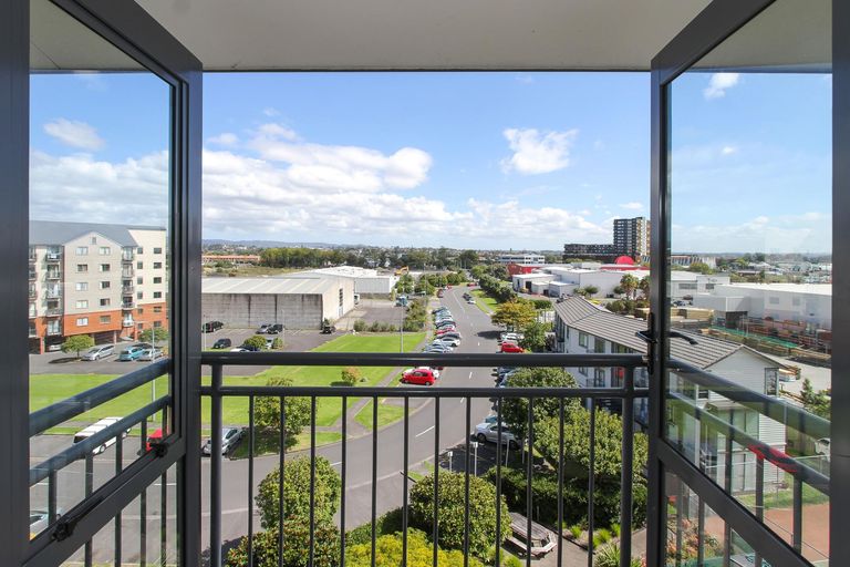 Photo of property in 5b/10 Crown Lynn Place, New Lynn, Auckland, 0600