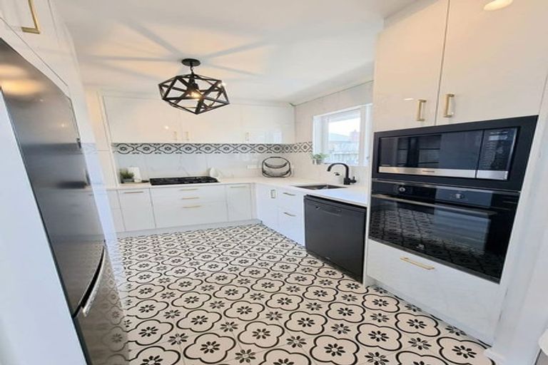 Photo of property in 27 Exminster Street, Blockhouse Bay, Auckland, 0600