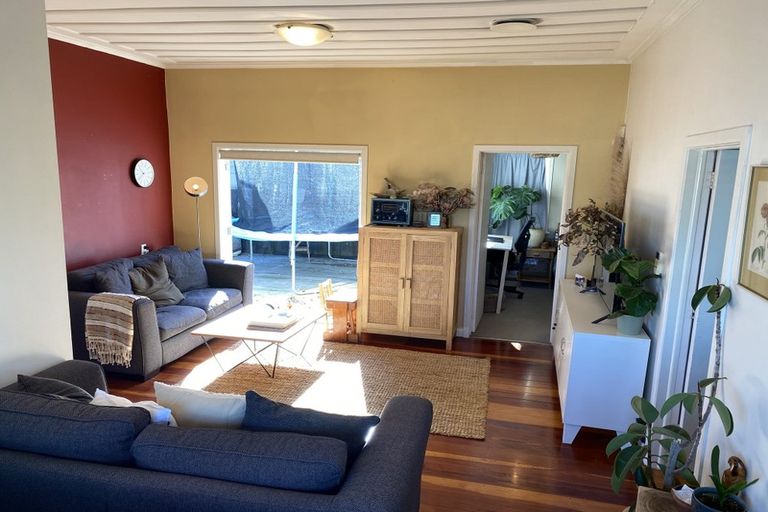 Photo of property in 1/130 Sunset Road, Unsworth Heights, Auckland, 0632