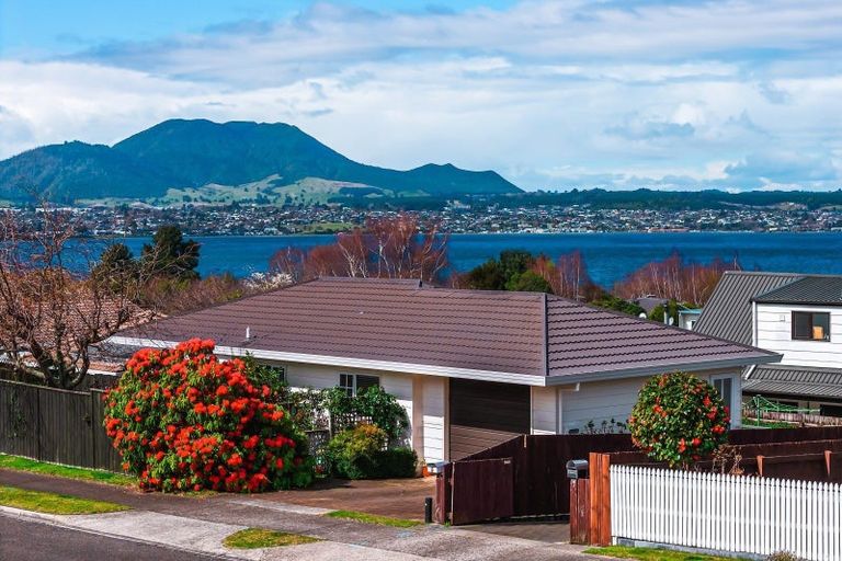 Photo of property in 2/8 Kinder Street, Acacia Bay, Taupo, 3330