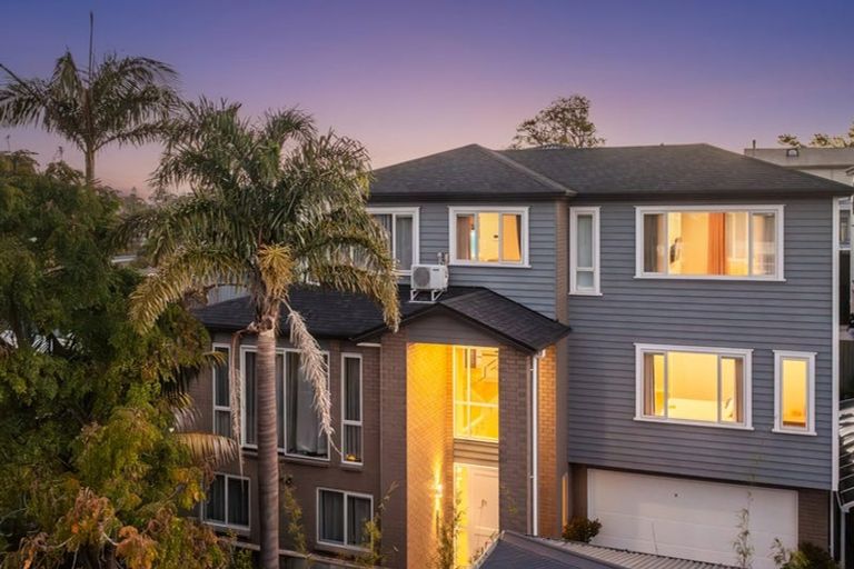 Photo of property in 25 Pupuke Road, Birkenhead, Auckland, 0627
