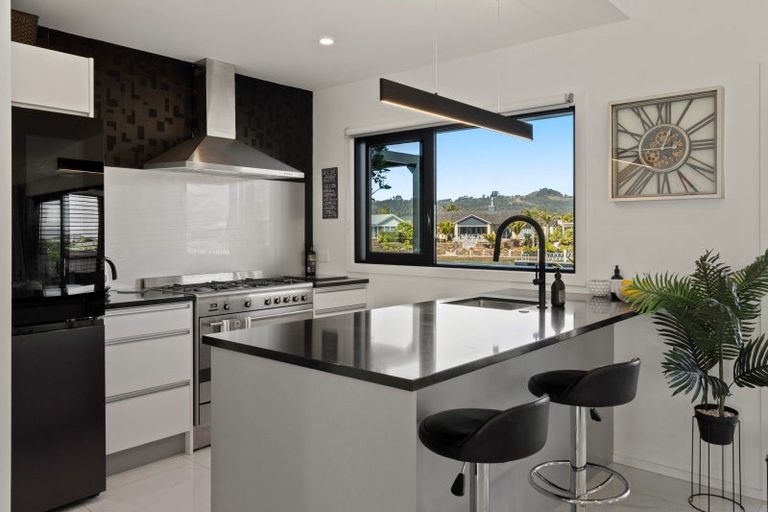 Photo of property in 11 Mermaid Place, Whitianga, 3510