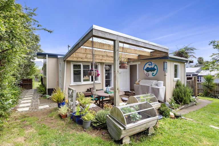 Photo of property in 14 Smith Street, Raglan, 3225