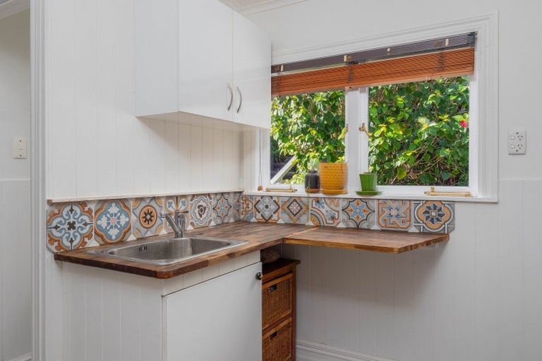 Photo of property in 9 Robertson Street, Russell, 0202