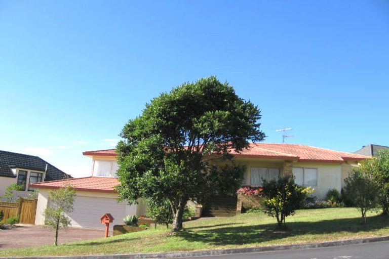 Photo of property in 8 Mandeville Place, Unsworth Heights, Auckland, 0632