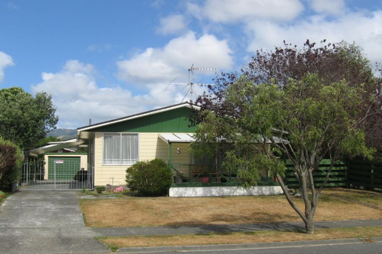 Photo of property in 17 Omaha Grove, Totara Park, Upper Hutt, 5018