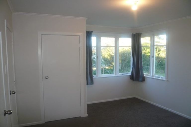 Photo of property in 16 Hobsonville Road, West Harbour, Auckland, 0618