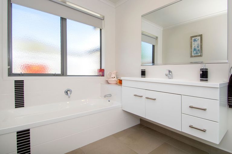 Photo of property in 56 Fairfax Crescent, Pyes Pa, Tauranga, 3112