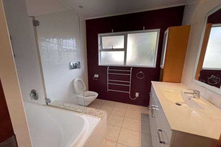 Photo of property in 11 Kathleen Street, Totara Vale, Auckland, 0627