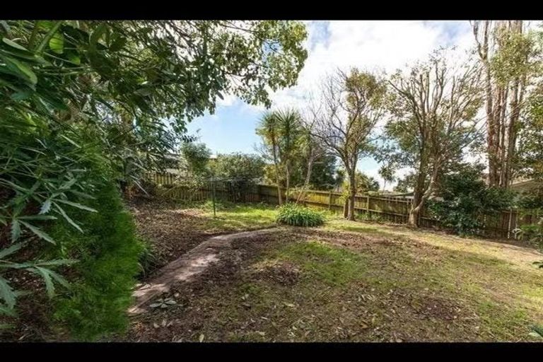 Photo of property in 9 Thalia Place, Totara Vale, Auckland, 0629