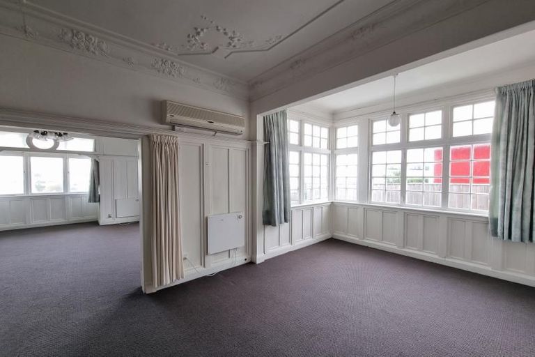 Photo of property in 212 Queens Drive, Lyall Bay, Wellington, 6022