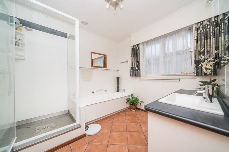 Photo of property in 14 Hollows Crescent, Takaro, Palmerston North, 4412