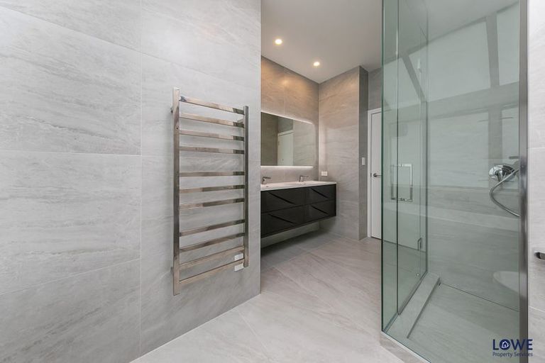 Photo of property in 1/2 Hauraki Road, Hauraki, Auckland, 0622