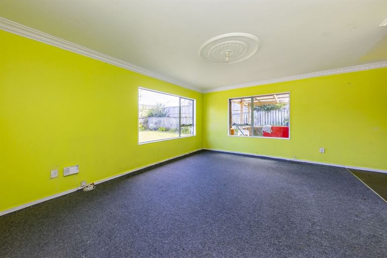Photo of property in 11 Lori Place, Massey, Auckland, 0614