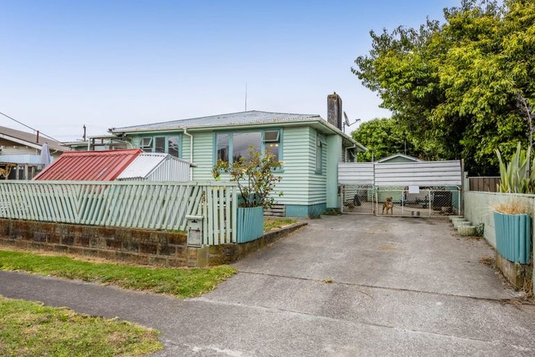 Photo of property in 85 Collins Street, Hawera, 4610