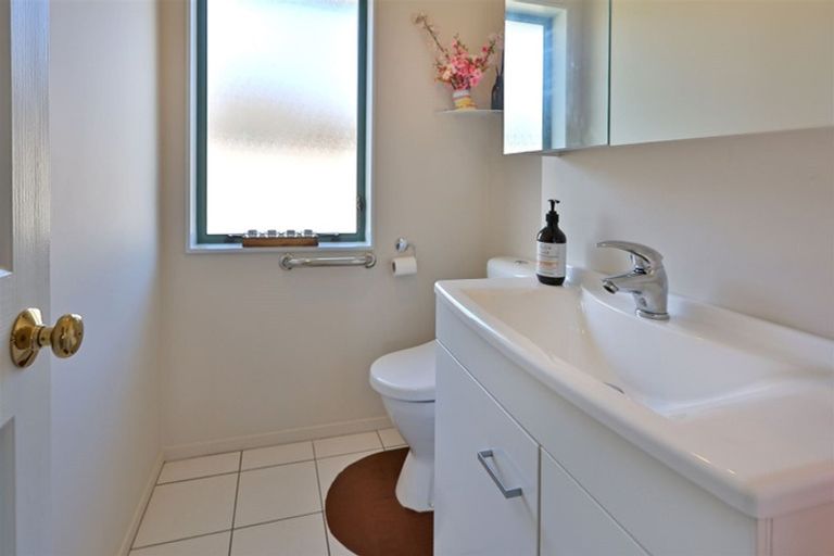 Photo of property in 1 Poinsettia Place, Henderson, Auckland, 0610