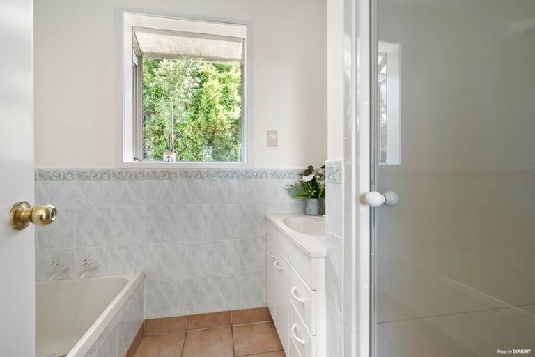 Photo of property in 18 Kerria Place, Sunnynook, Auckland, 0620