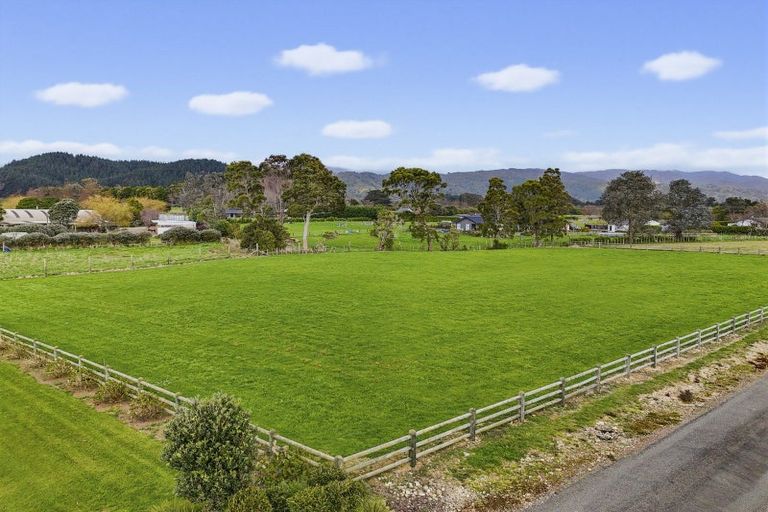 Photo of property in 425 Tararua Road, Levin, 5571