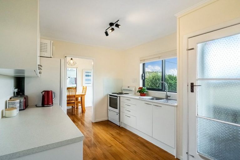 Photo of property in 2/539 Glenfield Road, Glenfield, Auckland, 0629