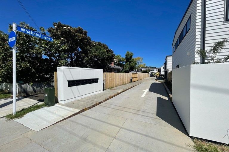 Photo of property in 12 Whakahui Lane, Mangere Bridge, Auckland, 2022